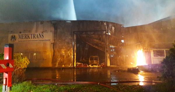 UPDATE - Ook groothandel in nagelproducten getroffen door grote brand in bedrijvencomplex op Borchwerf in Roosendaal. .