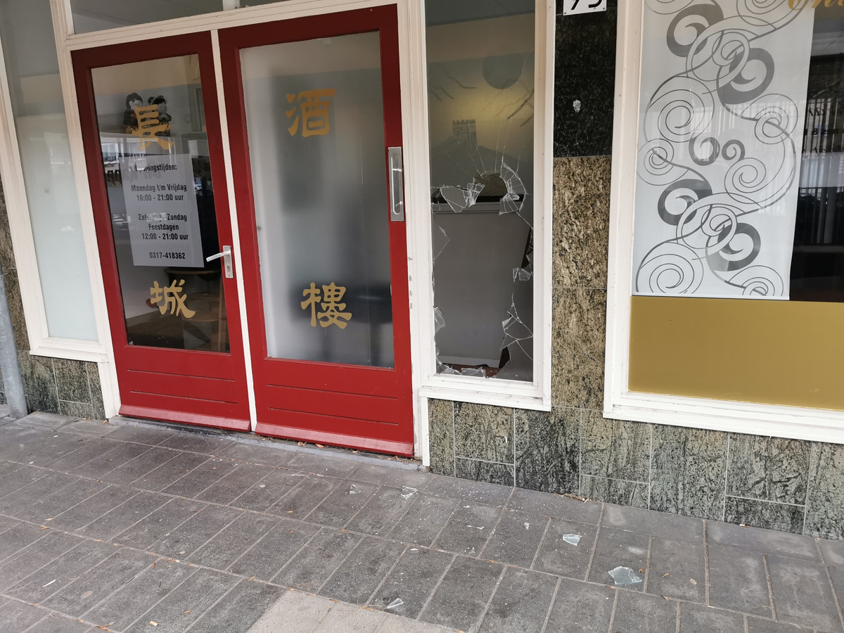 Glas vernield bij inbraak in Chinees restaurant in Wageningen Foto