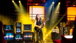 Naz haalt haar gitaar boven voor ‘American Teenager’