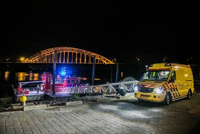 Hulpdiensten vinden vermiste jongen onderkoeld bij Waalbrug na zoektocht