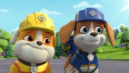 15. De crew bouwt een indoor skydive-centrum & De crew bouwt een rolschaatsbaan