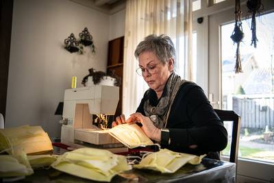 Mondkapjes maken: geen dollartekens maar tranen in de ogen