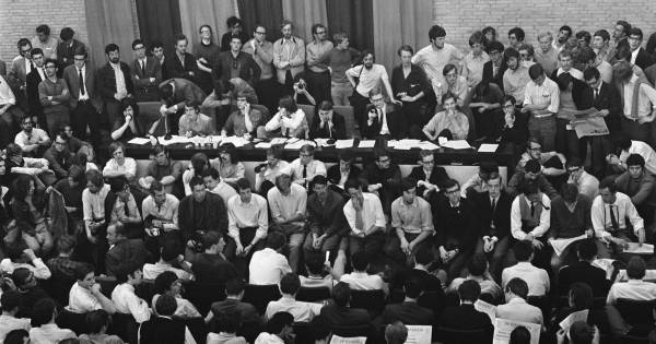 Tilburgse Studenten Schreven Vijftig Jaar Geleden Geschiedenis Zij Waren Negen Dagen De Baas Op De Universiteit Tilburg E O Bd Nl