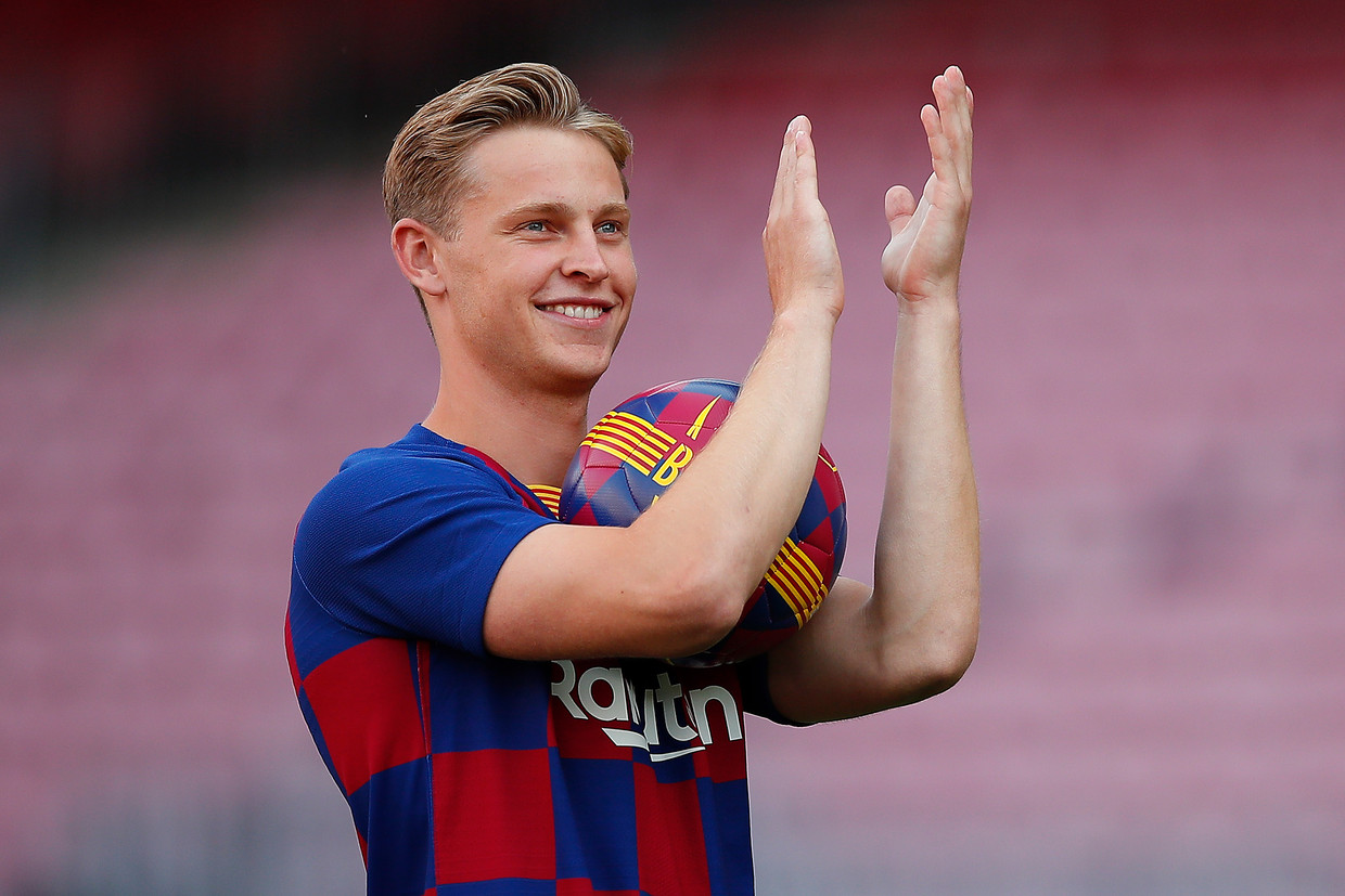 Frenkie de Jong voor duizenden fans gepresenteerd in Camp ...