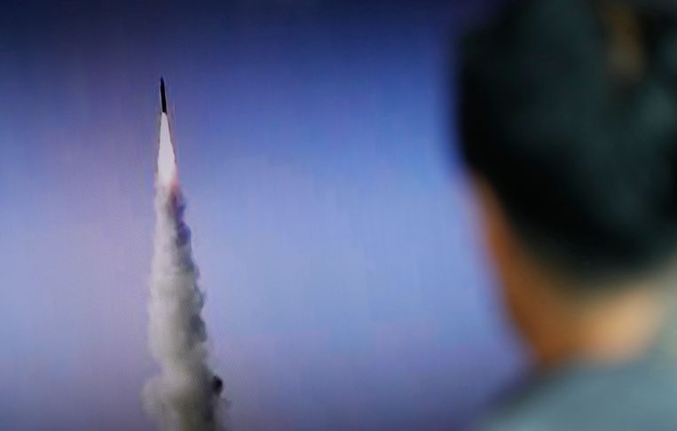 Een Zuid-Koreaanse man bekijkt een nieuwsuitzending over een recente raketlancering door Noord-Korea.