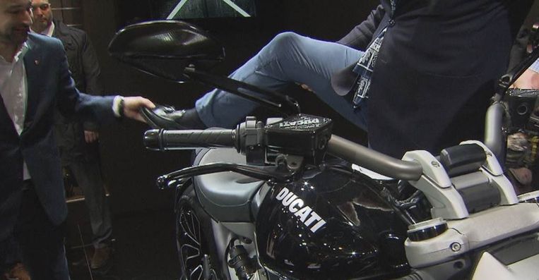 Prins Laurent Onhandig Met Motor Help Me Eens Even De Morgen