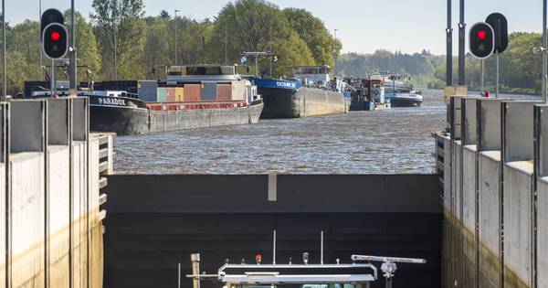 File van boten lost op, sluis naar Twentekanaal weer open - Tubantia