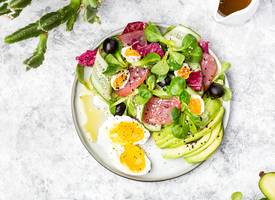 Deze 5 zomerse salades zorgen ervoor dat je wél vol raakt