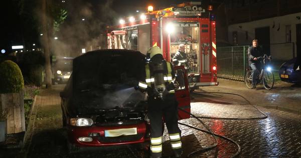 Auto door brand verwoest in Lith | Oss eo - BD.nl