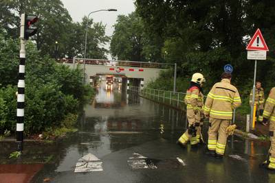 Stortbuien duwen putdeksels omhoog en zetten straten blank