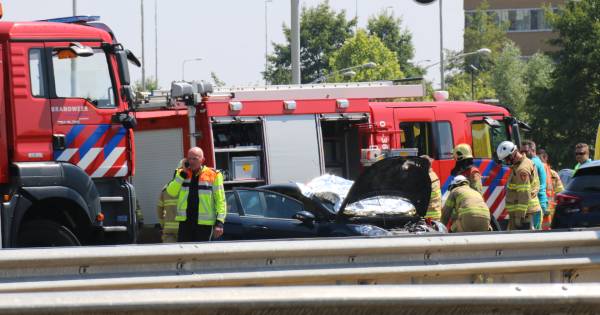 Auto raakt vangrail bij Velperbroek, inzittende gewond