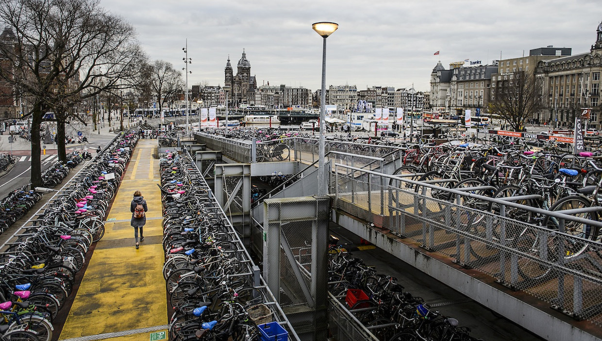 Bouw nieuwe stalling voor 1.300 fietsen bij Amsterdam CS van start Het Parool