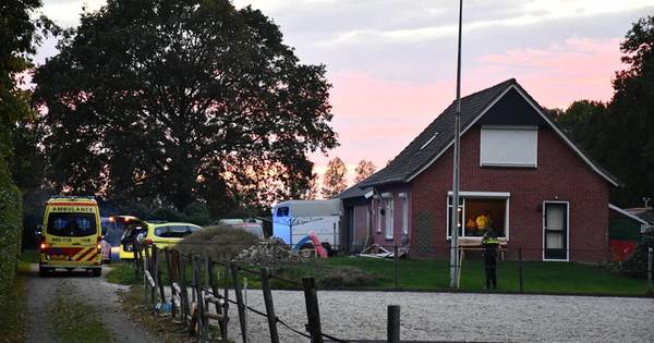 Meisje (1) uit Daarlerveen werd op eigen erf overreden door vader - Tubantia