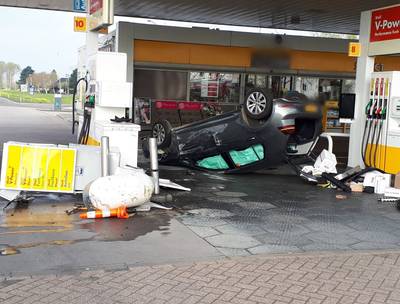 Bestuurster ramt tankstation bij A15 Kesteren