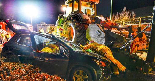 Vrouw bekneld in auto bij ongeluk in Luyksgestel | 112 en misdaad - Eindhovens Dagblad