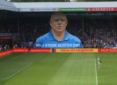 Supporters steunen clubicoon Theo Vergeer met megaspandoek