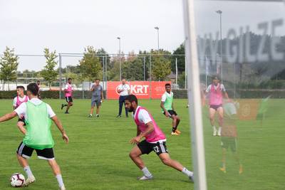 Arabische voetbalclub Al-Wahda traint bij VV Gilze