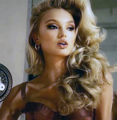 Romee Strijd doet sensuele workout in lingerie
