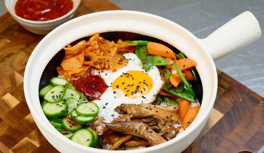 Bibimbap, köttbullar en macaroni met zwarte truffel: dit is ons weekmenu