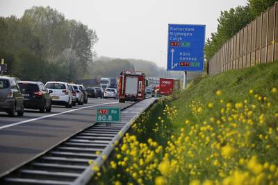 Rijbaan dicht na ongeluk met vijf auto's en motor op A73 bij Boxmeer