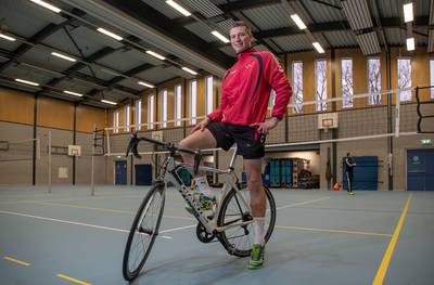 Wielrenner toch weer de sporthal in: ‘Na een volleybaltraining heb ik nog energie’