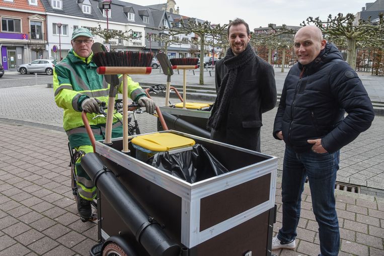 Schepenen Herwege (CD&V) en De Donder stellen samen met een arbeider van de groendienst de nieuwe bakfietsen voor.