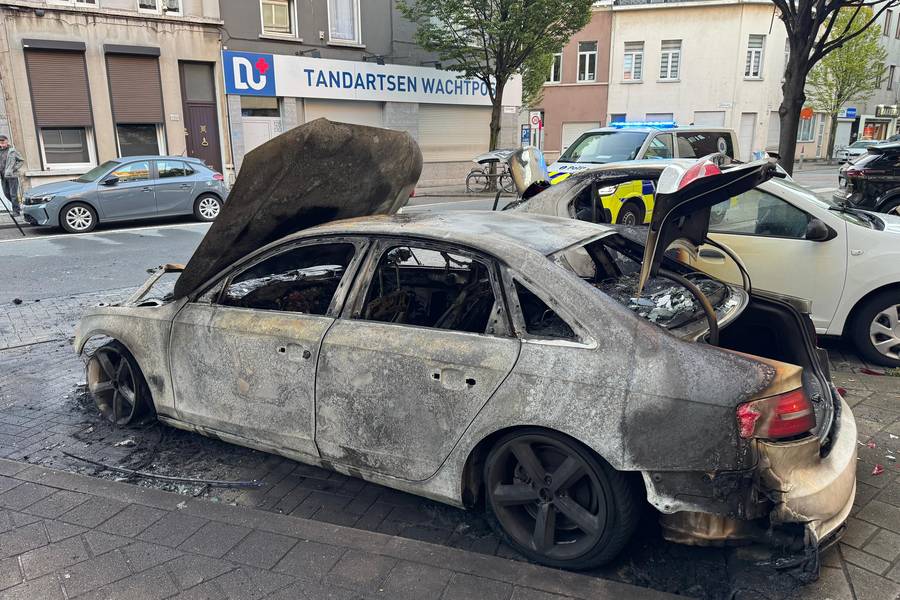 Drie wagens geraakten beschadigd door de brandstichting in de Pothoekstraat in Antwerpen. ©Marc De Roeck