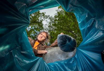 Richard (57) mogelijk cel in wegens dumpen van sinaasappelschil en azijnfles in afvalbak in Epe