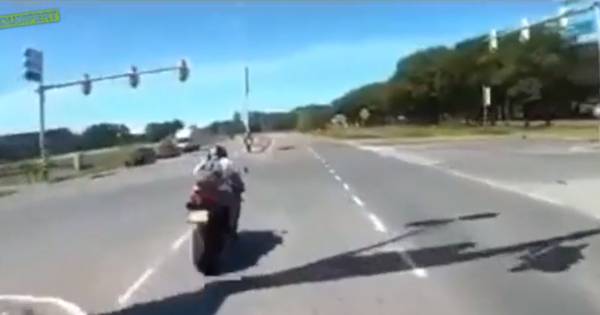 Heftige beelden op Dumpert tonen motorongeval in Tilburg.