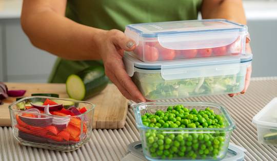 Welke bakjes zijn het veiligst om eten in te bewaren? ‘Plastic in de magnetron? Dat is een rode vlag’
