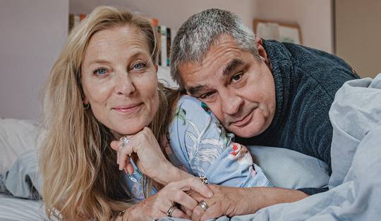 ‘Eva kon in die tijd af en toe echt heel vervelend zijn, maar ik had er werkelijk alles voor over’: Frank Lammers (‘Undercover’) en Eva Posthuma de Boer