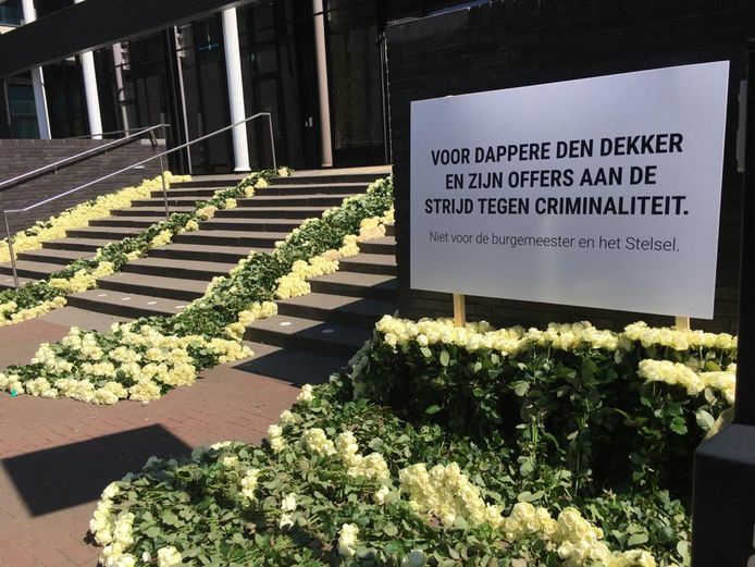 Duizenden witte rozen voor het gemeentehuis van Oss.