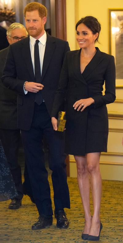 Meghan Markle negeert pantyprotocol met korte blazer dress