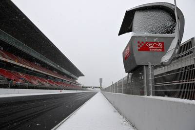 LIVE: Sneeuw maakt F1-testdag voorlopig onmogelijk