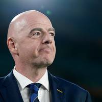 Gianni Infantino blijft aan als FIFA-voorzitter na crisisoverleg in Marokko, FIFA biedt leden excuses aan