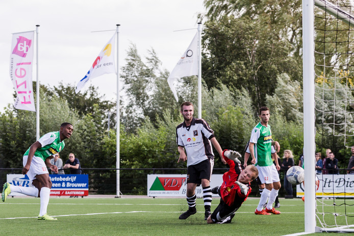 Jeremy Cijntje (links) kopt de derde Dordtse treffer binnen in het oefenduel met SDS.