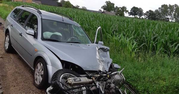 Omstanders staan ernstig gewonde motorrijder bij na botsing met auto in Zijtaart.