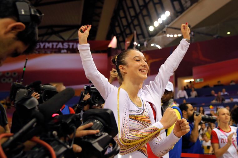 Wereldkampioene na fenomenale oefening! Nina Derwael ...