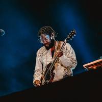 Zanger Michael Kiwanuka getroffen door hersenbloeding: ‘Er ligt een lange, zware weg voor me’