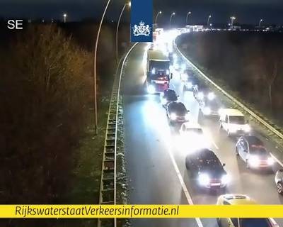 Asociale motorrijder verliest rijbewijs als hij rakelings langs andere bestuurders racet in drukke s