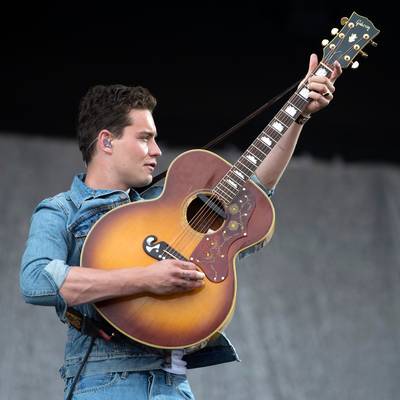 Victoria paradeert in een enorme roze wolk en Douwe Bob wil per se een pilsje