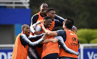 Lachen, gieren en brullen op de training van Frankrijk