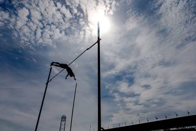 Vloon springt Nederlands record met polsstok