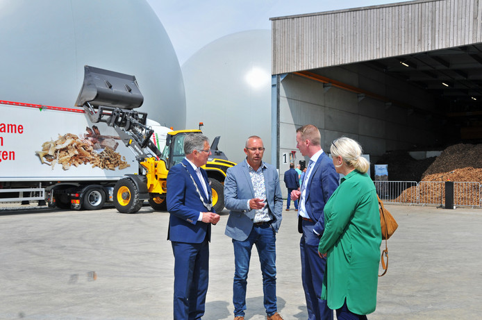 Pleun van Duijn (tweede van links) geeft uitleg aan burgemeester Gerard Rabelink en wethouders Cees van den Bos en Jacqueline van Burg