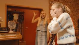 Emma bezoekt Laura Tesoro in de studio voor 'Geluksdag'