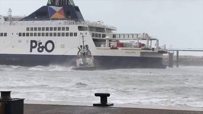 Gestrande veerboot Calais weer los