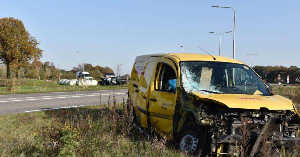 Gewonde en enorme ravage na botsing tussen busje en pick-up truck bij Vriezenveen.