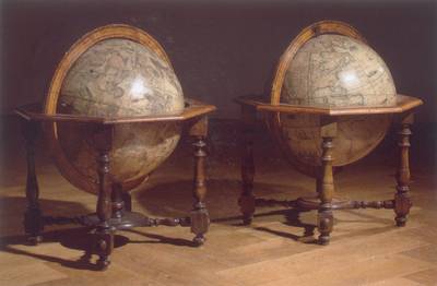 Ruim 300 jaar oude wereldbollen van Frits Philips geveild voor 170.000 euro