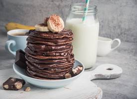 Deze heerlijke chocolade pancakes maak je met slechts drie ingrediënten