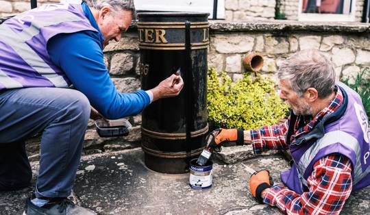 Ze verven vuilnisbakken en breien mutsjes voor paaltjes: hoe inwoners van Pickering hun stad zelf overeind houden